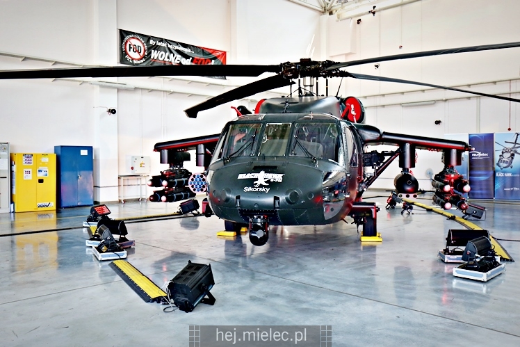 Prezentacja uzbrojonego śmigłowca Black Hawk w hali PZL Mielec