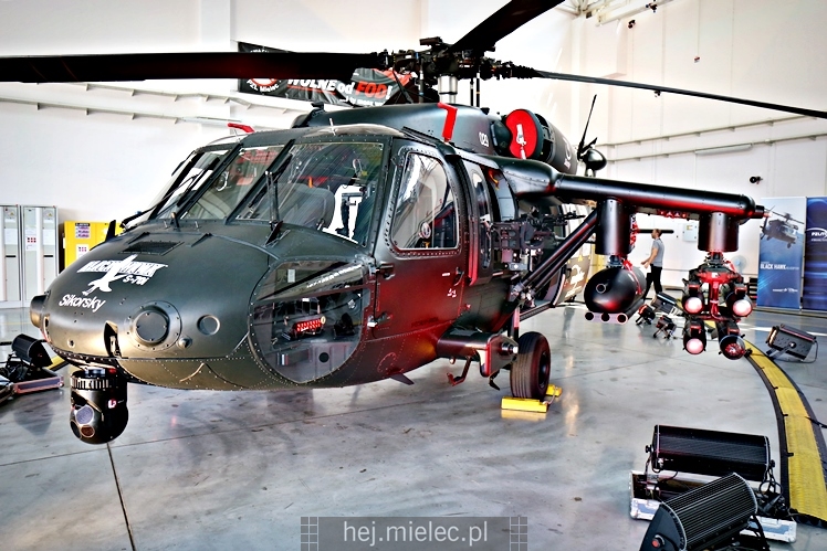 Prezentacja uzbrojonego śmigłowca Black Hawk w hali PZL Mielec