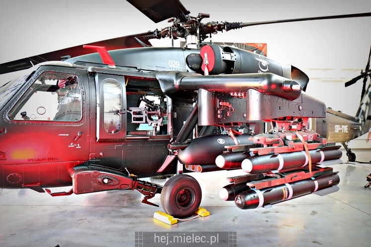 Prezentacja uzbrojonego śmigłowca Black Hawk w hali PZL Mielec
