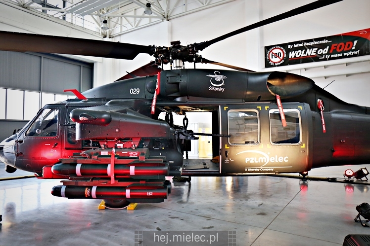 Prezentacja uzbrojonego śmigłowca Black Hawk w hali PZL Mielec