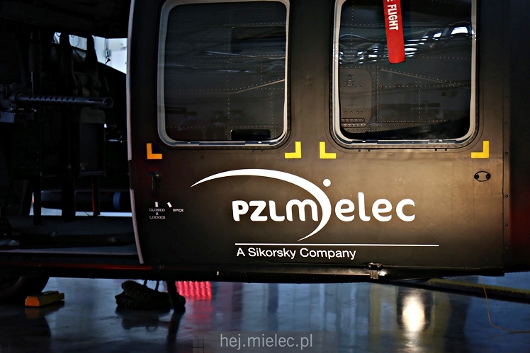 Prezentacja uzbrojonego śmigłowca Black Hawk w hali PZL Mielec