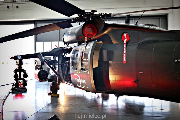 Prezentacja uzbrojonego śmigłowca Black Hawk w hali PZL Mielec
