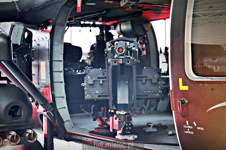 Prezentacja uzbrojonego śmigłowca Black Hawk w hali PZL Mielec