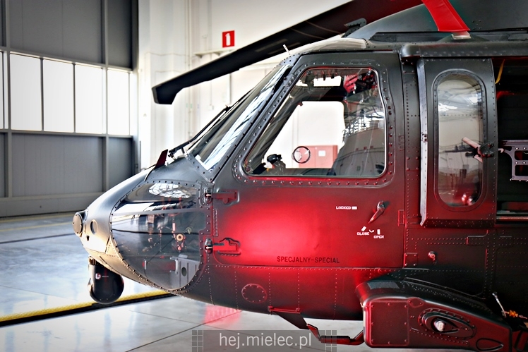 Prezentacja uzbrojonego śmigłowca Black Hawk w hali PZL Mielec