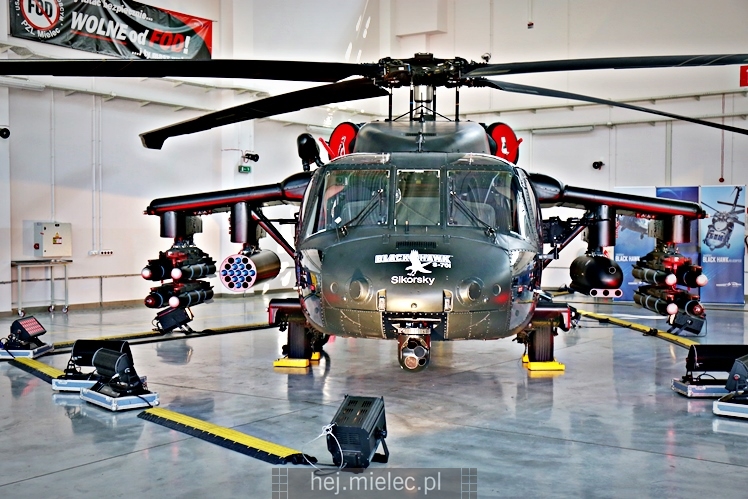 Prezentacja uzbrojonego śmigłowca Black Hawk w hali PZL Mielec