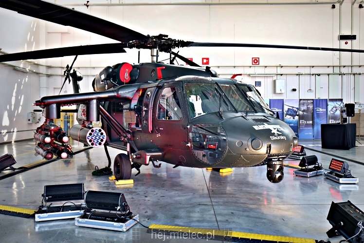 Prezentacja uzbrojonego śmigłowca Black Hawk w hali PZL Mielec