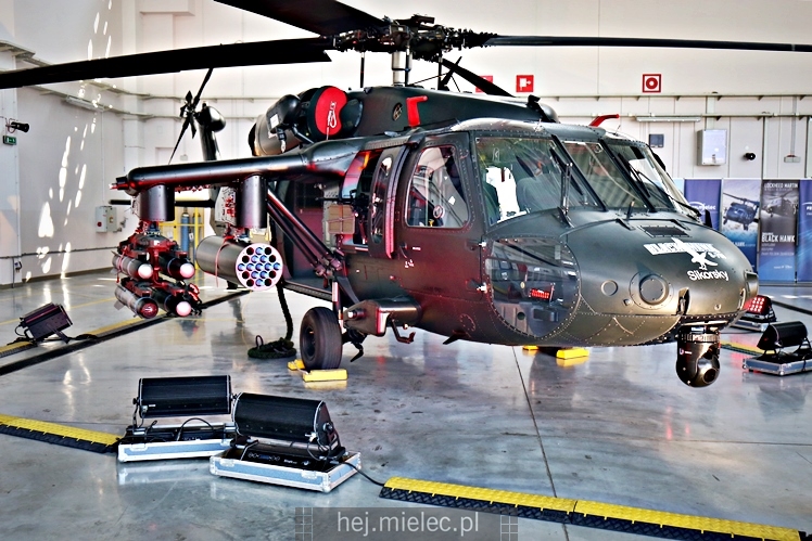 Prezentacja uzbrojonego śmigłowca Black Hawk w hali PZL Mielec