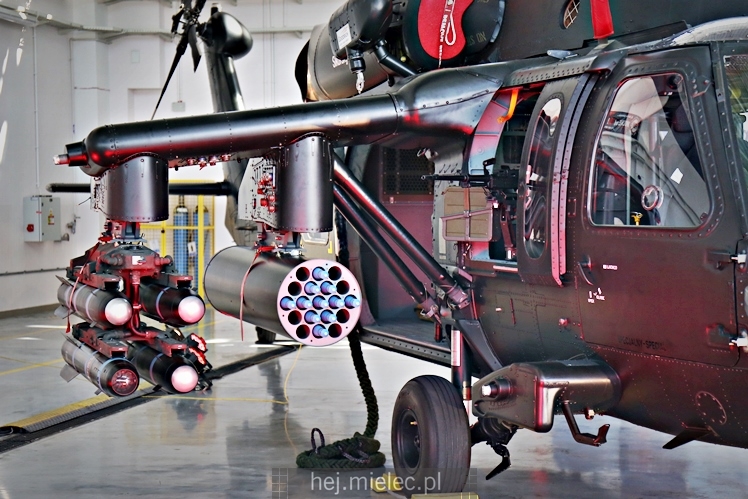 Prezentacja uzbrojonego śmigłowca Black Hawk w hali PZL Mielec