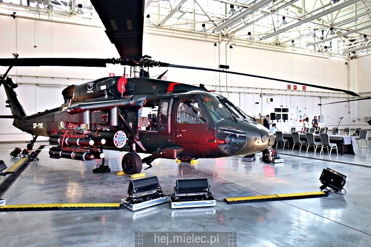 Prezentacja uzbrojonego śmigłowca Black Hawk w hali PZL Mielec