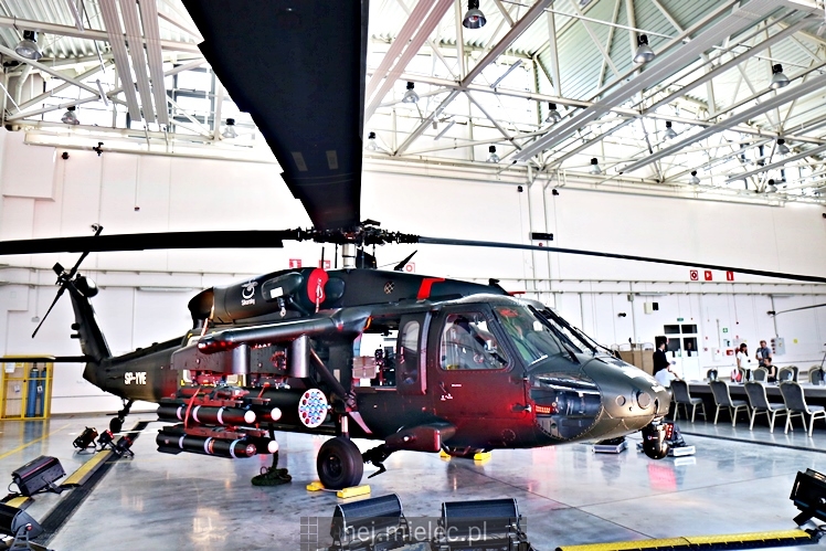 Prezentacja uzbrojonego śmigłowca Black Hawk w hali PZL Mielec