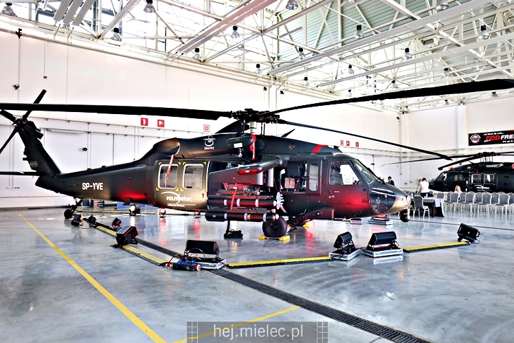 Prezentacja uzbrojonego śmigłowca Black Hawk w hali PZL Mielec