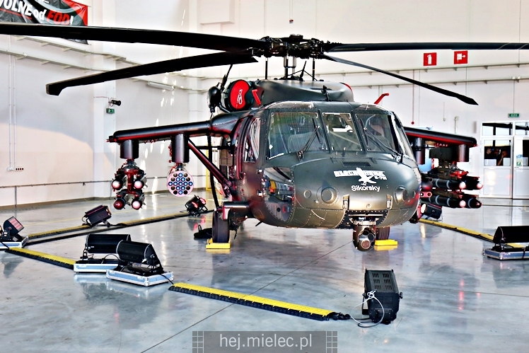 Prezentacja uzbrojonego śmigłowca Black Hawk w hali PZL Mielec