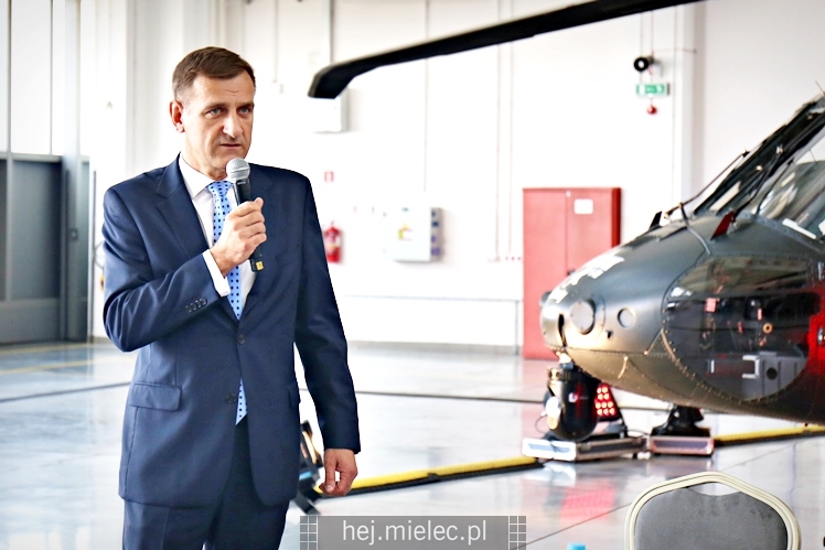 Prezentacja uzbrojonego śmigłowca Black Hawk w hali PZL Mielec