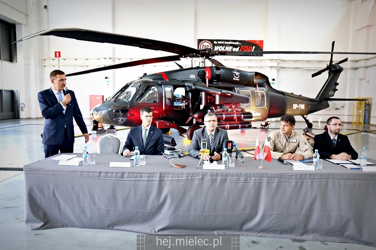 Prezentacja uzbrojonego śmigłowca Black Hawk w hali PZL Mielec