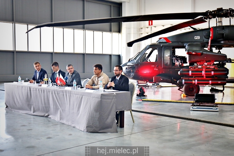 Prezentacja uzbrojonego śmigłowca Black Hawk w hali PZL Mielec