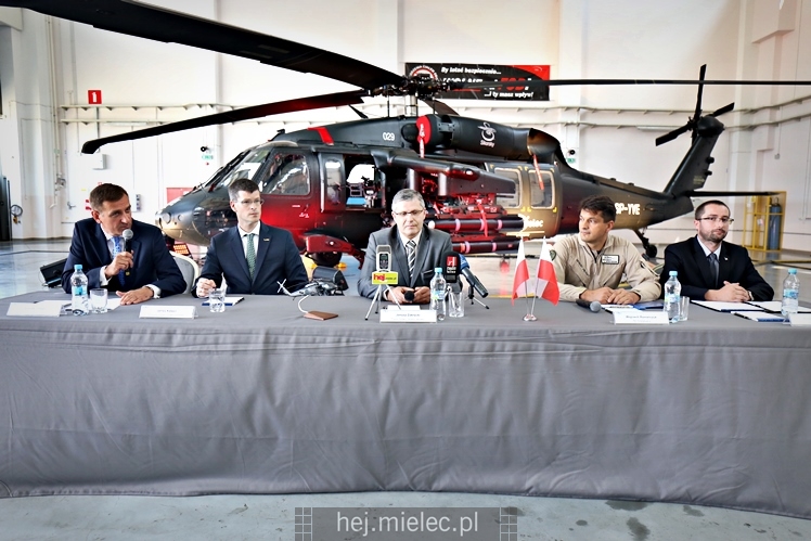 Prezentacja uzbrojonego śmigłowca Black Hawk w hali PZL Mielec