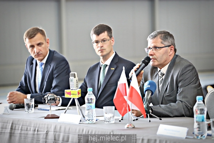 Prezentacja uzbrojonego śmigłowca Black Hawk w hali PZL Mielec