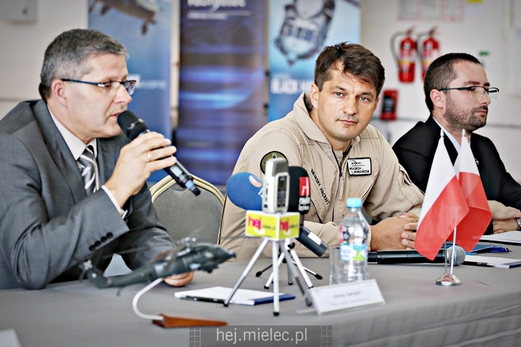 Prezentacja uzbrojonego śmigłowca Black Hawk w hali PZL Mielec