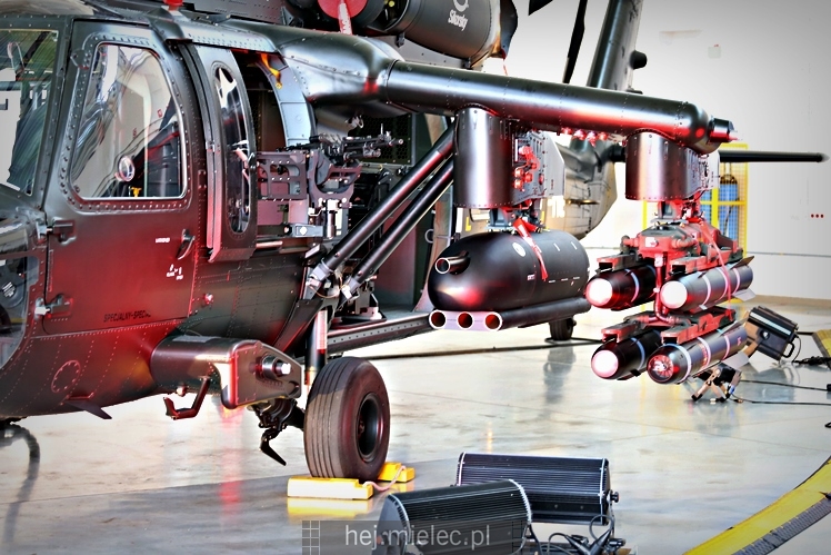 Prezentacja uzbrojonego śmigłowca Black Hawk w hali PZL Mielec