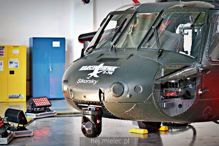 Prezentacja uzbrojonego śmigłowca Black Hawk w hali PZL Mielec