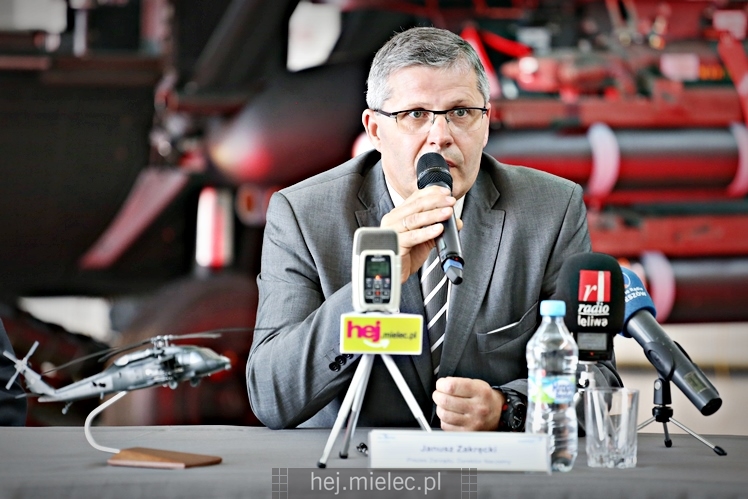 Prezentacja uzbrojonego śmigłowca Black Hawk w hali PZL Mielec