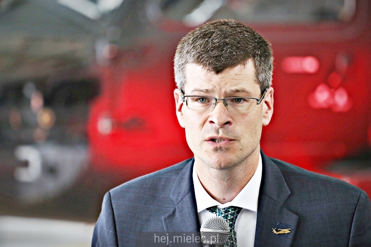 Prezentacja uzbrojonego śmigłowca Black Hawk w hali PZL Mielec