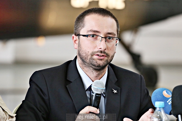 Prezentacja uzbrojonego śmigłowca Black Hawk w hali PZL Mielec