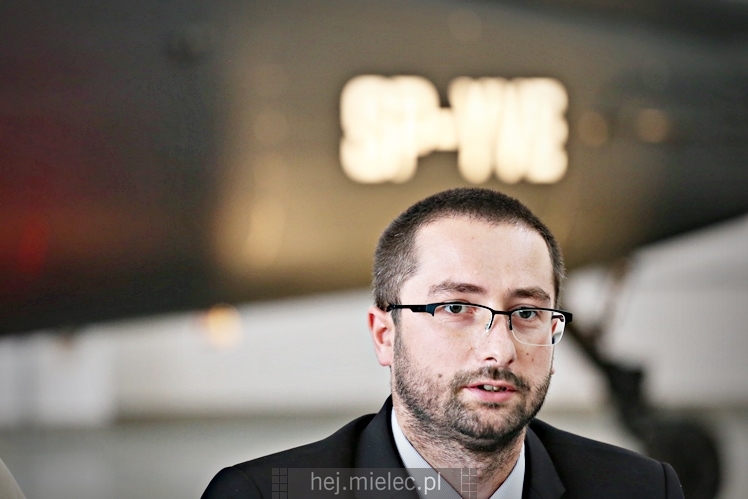 Prezentacja uzbrojonego śmigłowca Black Hawk w hali PZL Mielec