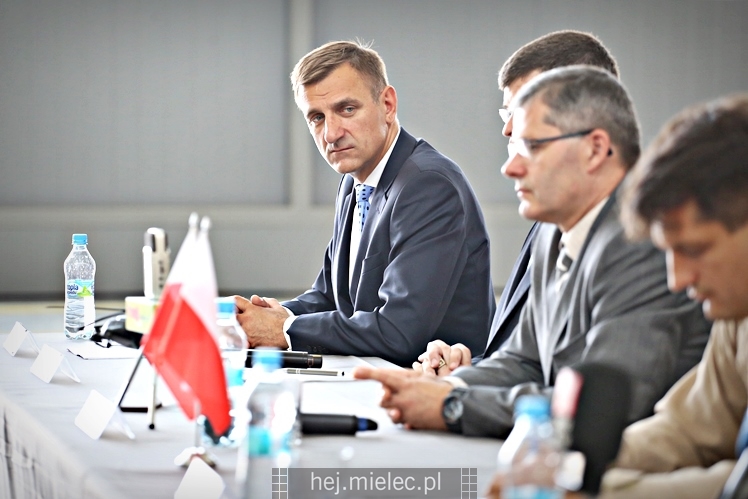 Prezentacja uzbrojonego śmigłowca Black Hawk w hali PZL Mielec