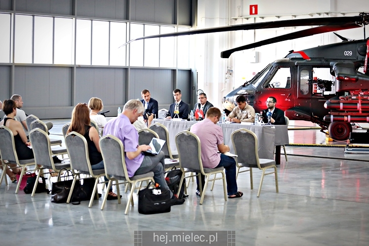 Prezentacja uzbrojonego śmigłowca Black Hawk w hali PZL Mielec