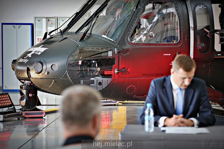Prezentacja uzbrojonego śmigłowca Black Hawk w hali PZL Mielec