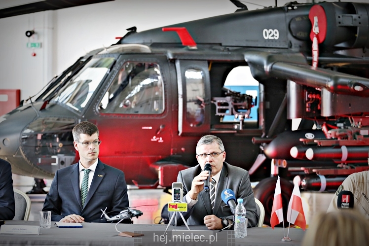 Prezentacja uzbrojonego śmigłowca Black Hawk w hali PZL Mielec