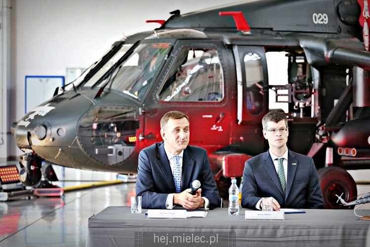Prezentacja uzbrojonego śmigłowca Black Hawk w hali PZL Mielec
