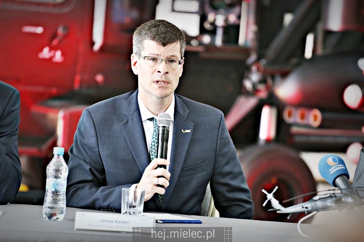 Prezentacja uzbrojonego śmigłowca Black Hawk w hali PZL Mielec