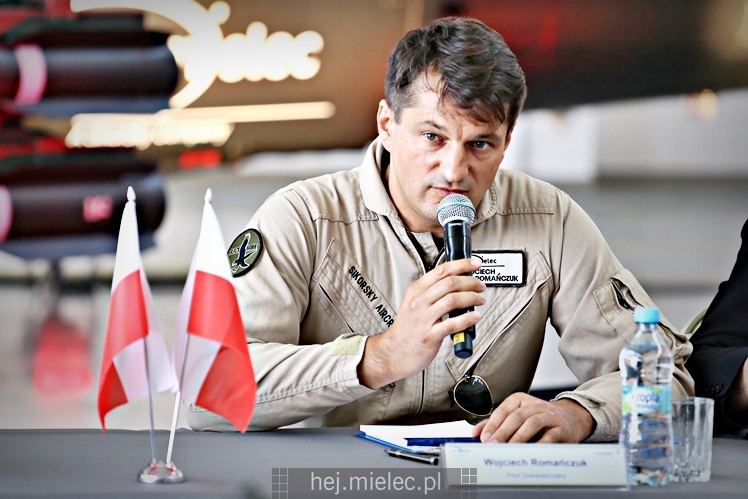 Prezentacja uzbrojonego śmigłowca Black Hawk w hali PZL Mielec