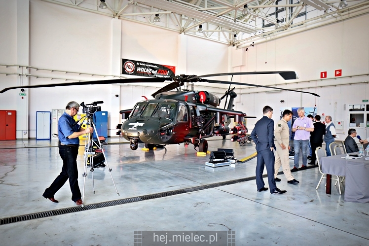 Prezentacja uzbrojonego śmigłowca Black Hawk w hali PZL Mielec