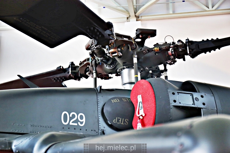 Prezentacja uzbrojonego śmigłowca Black Hawk w hali PZL Mielec