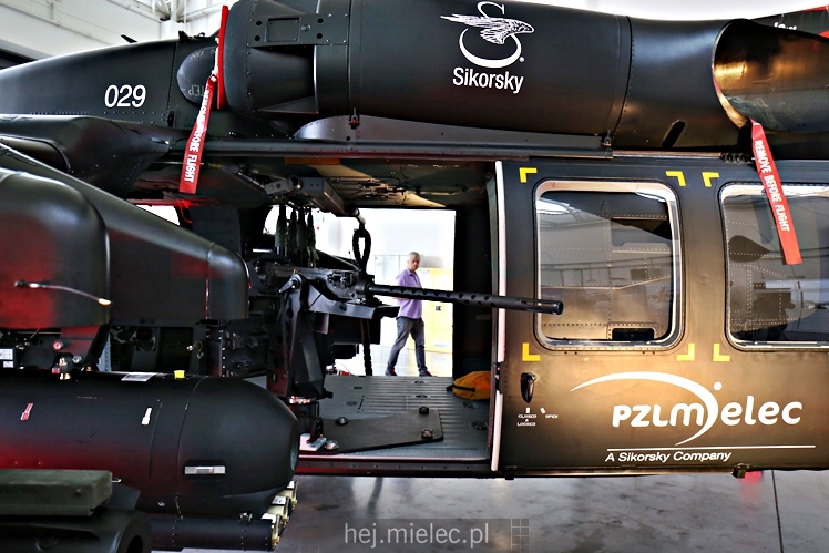 Prezentacja uzbrojonego śmigłowca Black Hawk w hali PZL Mielec