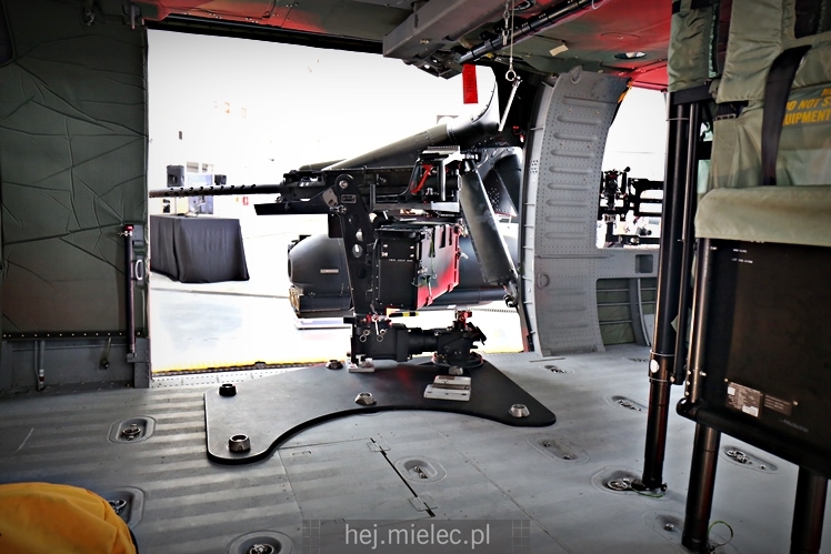 Prezentacja uzbrojonego śmigłowca Black Hawk w hali PZL Mielec