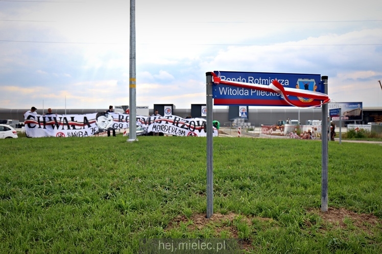 Uroczystość nadania imienia Rotmistrza Pileckiego dla ronda przy ul. Powstańców Warszawy