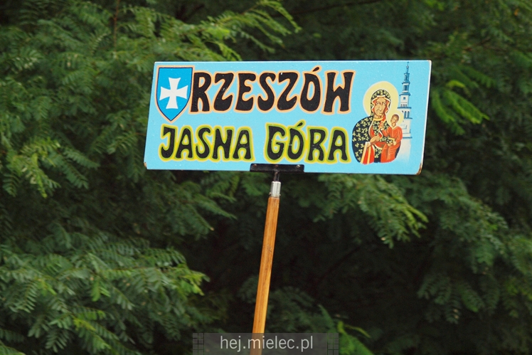 Pielgrzymi z Diecezji Rzeszowskiej tradycyjnie przeszli przez Powiat Mielecki