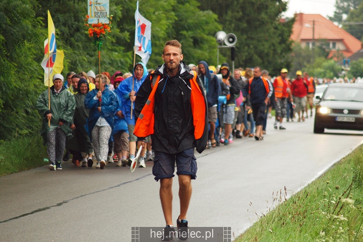 Pielgrzymi z Diecezji Rzeszowskiej tradycyjnie przeszli przez Powiat Mielecki