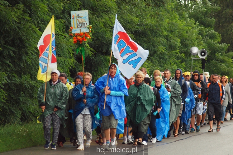 Pielgrzymi z Diecezji Rzeszowskiej tradycyjnie przeszli przez Powiat Mielecki
