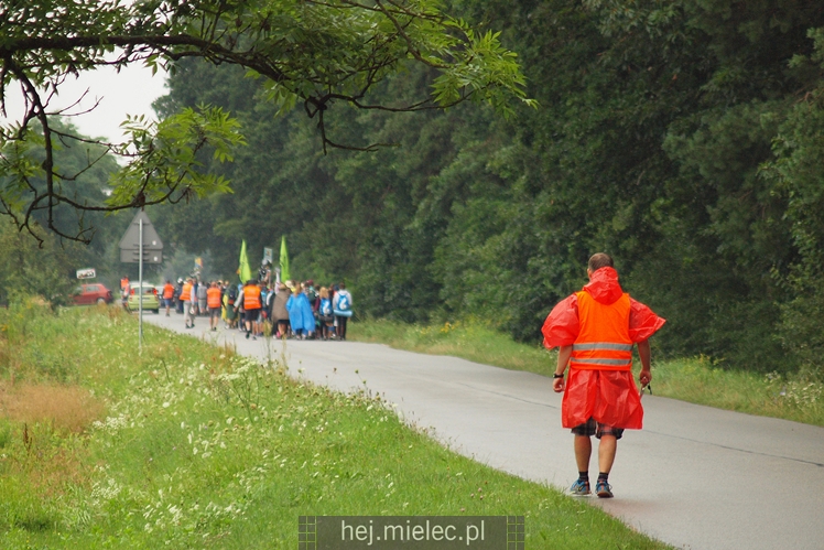 Pielgrzymi z Diecezji Rzeszowskiej tradycyjnie przeszli przez Powiat Mielecki