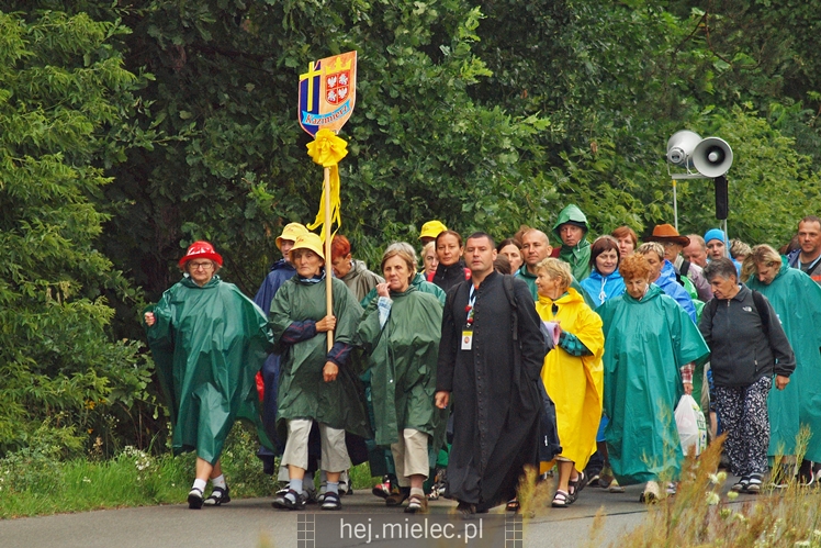 Pielgrzymi z Diecezji Rzeszowskiej tradycyjnie przeszli przez Powiat Mielecki