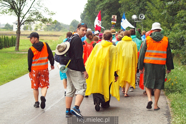 Pielgrzymi z Diecezji Rzeszowskiej tradycyjnie przeszli przez Powiat Mielecki
