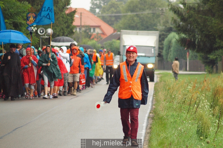 Pielgrzymi z Diecezji Rzeszowskiej tradycyjnie przeszli przez Powiat Mielecki