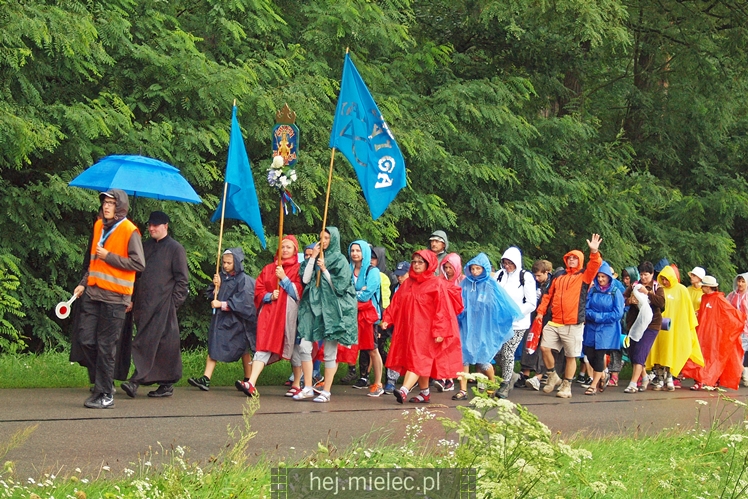 Pielgrzymi z Diecezji Rzeszowskiej tradycyjnie przeszli przez Powiat Mielecki