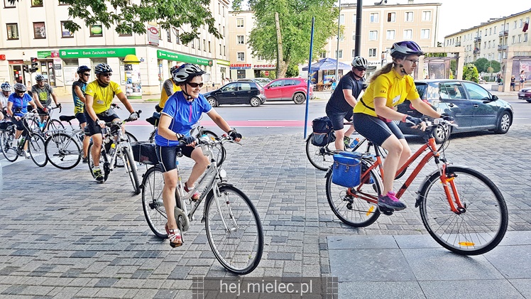 Jadą rowerami z Łańcuta na Jasną Górę, tradycyjnie zatrzymują się w Mielcu