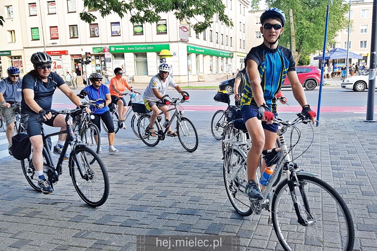 Jadą rowerami z Łańcuta na Jasną Górę, tradycyjnie zatrzymują się w Mielcu